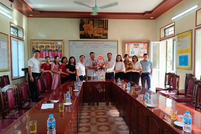 Lãnh đạo địa phương xã Xuân Giang chúc mừng Thầy cô giáo trường THCS Xuân Đài nhân ngày Nhà giáo Việt Nam 20/11.