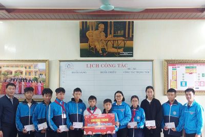 Đoàn TNCS Hồ CHí MInh  Xã Xuân Giang trao quà Tết cho học sinh có hoàn cảnh Khó khăn trường THCS Xuân Đài nhân dịp Tết  Ất Tỵ 2025.