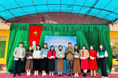 Trường THCS Xuân Đài trao thưởng cho Giáo viên và học sinh tại Lễ sơ kết học kỳ I năm học 2024-2025