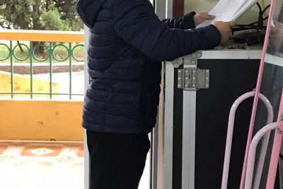 Liên đội trưởng tuyên truyền  trước giờ lên lớp