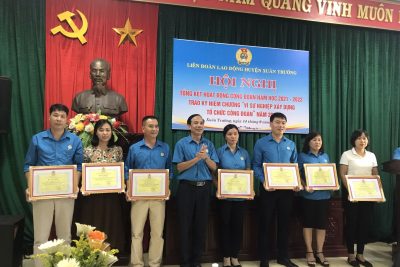 Đc Nguyễn Văn Công nhận Bằng khen của LĐLĐ tỉnh Nam Định